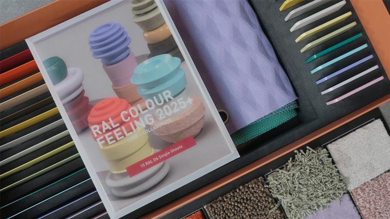 RAL Trendbox 2025+ | RAL FARBEN | RAL COLOURS

Materialsammlung zum Farbtrendreport. 75 Muster in einer Box. Geöffnete Box, die Metall-, Teppich- Textil- und Kunststoffmuster sowie die standardisierten RAL Einzelbogen zeigt. 

Material Collection for the colour trend report. 75 samples in one box. Opened box which shows the metal, carpet, textile and plastic samples as well as the standardised RAL Single sheets.