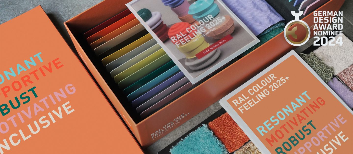 RAL Trendbox 2025+ | RAL FARBEN | RAL COLOURS

Materialsammlung zum Farbtrendreport. 75 Muster in einer Box. Die Box ist geöffnet und zeigt die Metall-, Teppich- Textil- und Kunststoffmuster sowie die standardisierten RAL Einzelbogen. Dazu liegt das Leporello zum Trendreport.

Collection of material for the colour trend report. 75 samples in one box. The box is opened and shows the metal, carpet, textile and plastic samples as well as the standardised RAL Single sheets. There is also a leaflet for the trend report.