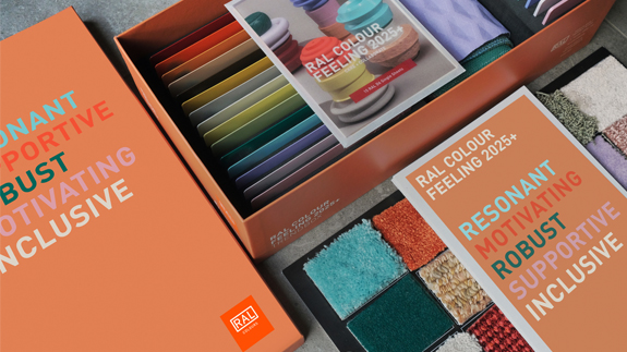 RAL Trendbox 2025+ | RAL FARBEN | RAL COLOURS

Materialsammlung zum Farbtrendreport. 75 Muster in einer Box. Die Box ist geöffnet und zeigt die Metall-, Teppich- Textil- und Kunststoffmuster sowie die standardisierten RAL Einzelbogen. Dazu liegt das Leporello zum Trendreport.

Collection of material for the colour trend report. 75 samples in one box. The box is opened and shows the metal, carpet, textile and plastic samples as well as the standardised RAL Single sheets. There is also a leporello of the trend report.
