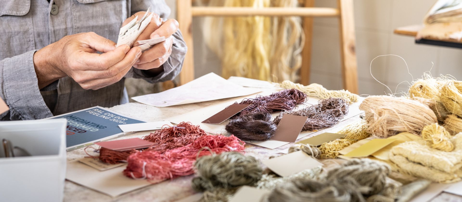 Coca goes RAL COLOUR FEELING 2026+ | RAL FARBEN Coca goes RAL COLOUR FEELING 2026+ | RAL COLOURS Various materials dyed in RAL COLOUR FEELING 2026+ colours using the coca plant verschiedene Materialien in RAL COLOUR FEELING 2026+ Farben eingefärbt mithilfe der Kokapflanze