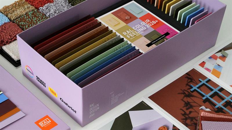 Farb-, Material- und Textilmuster mit RAL COLOUR FEELING 2028+ Trendbox.
Colour, material and textile samples with RAL COLOUR FEELING 2028+ trend box.