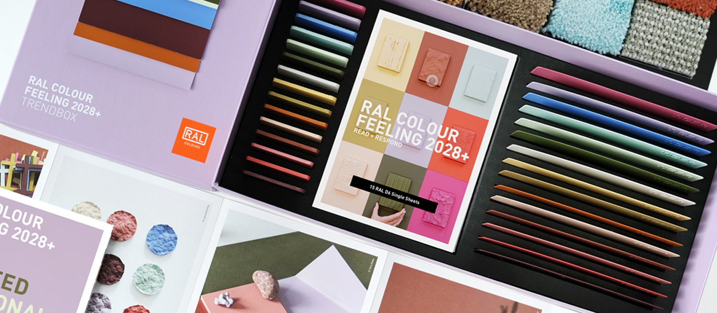 Farb-, Material- und Textilmuster mit RAL COLOUR FEELING 2028+ Trendbox.
Colour, material and textile samples with RAL COLOUR FEELING 2028+ trend box.