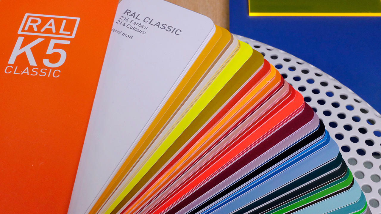 New All the classic colours on 150x50mm pages RAL K5 Classic Semi-matte guide 