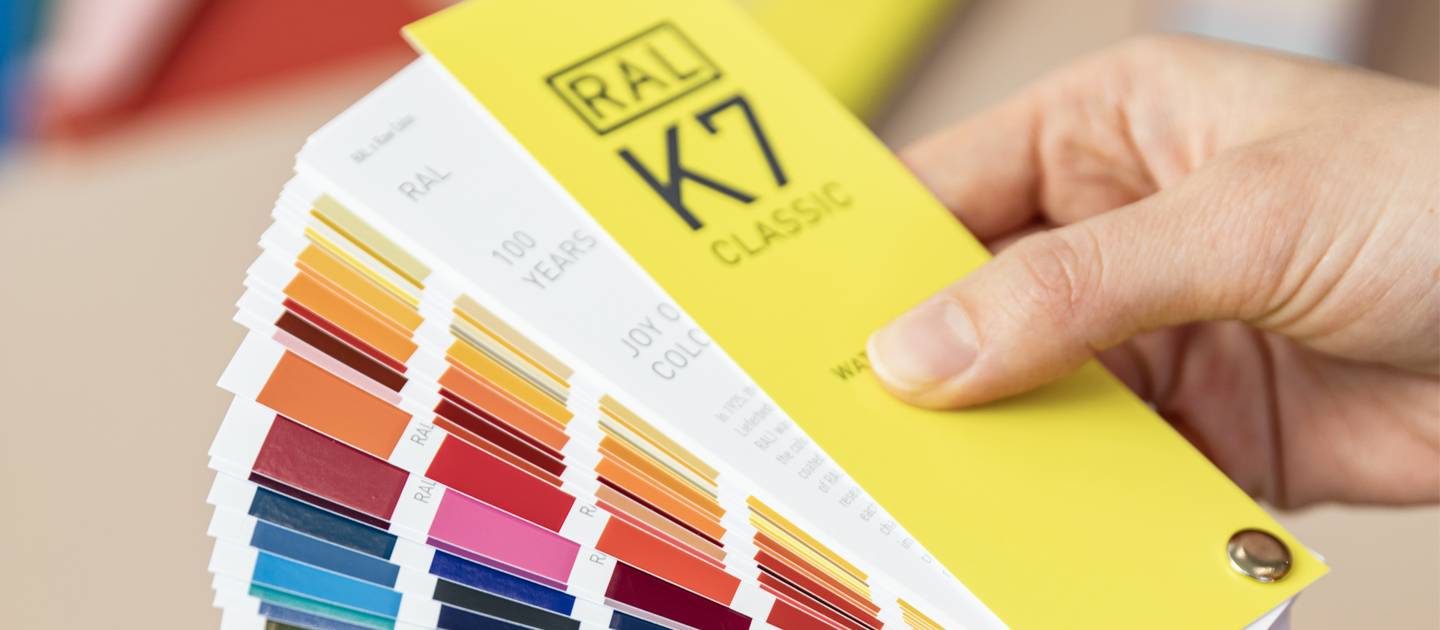 RAL K7 Farbfächer | RAL FARBEN
Jubiläumsdesign von Raw Color .
Der Farbfächer wird in einer Hand gehalten und ist aufgefächert.

RAL K7 Colour fan | RAL COLOURS
Anniversary design by Raw Colour .
The colour fan is held in one hand and is fanned out.