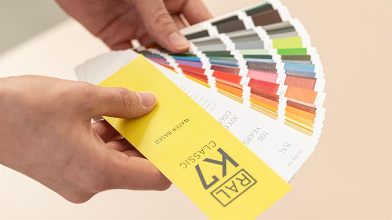 RAL K7 Farbfächer | RAL FARBEN
Jubiläumsdesign von Raw Color .
Der Farbfächer wird in Händen gehalten und aufgefächert.

RAL K7 Colour fan | RAL COLOURS
Anniversary design by Raw Colour .
The colour fan is held in hands and fanned out.