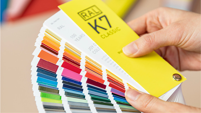 RAL K7 Farbfächer | RAL FARBEN
Jubiläumsdesign von Raw Color .
Der Farbfächer wird in einer Hand gehalten und ist aufgefächert.

RAL K7 Colour fan | RAL COLOURS
Anniversary design by Raw Colour .
The colour fan is held in one hand and is fanned out.