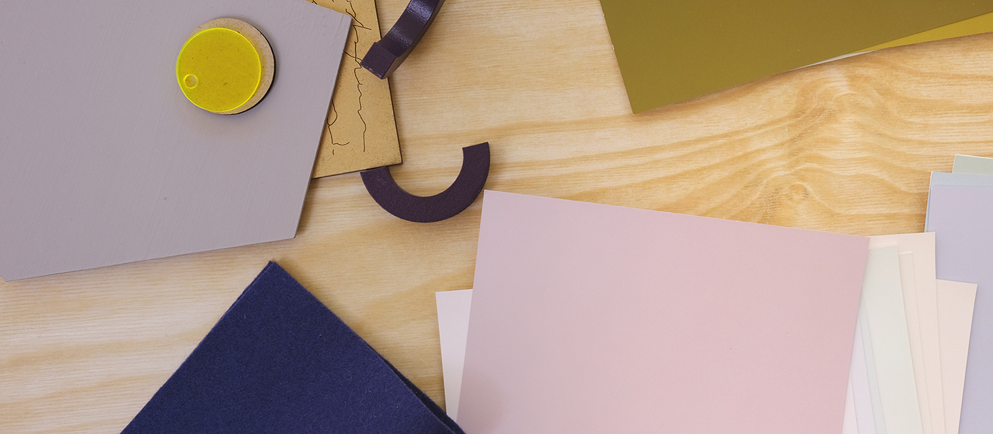 RAL D6 Einzelbogen liegen verteilt auf einem hellen Holztisch. Zu sehen sind Farbmuster vor allem in Rosa-Tönen. | RAL FARBEN

RAL D6 Single sheets lie spread out on a light wooden table. The Colour samples can be seen primarily in pink tones. | RAL COLOURS