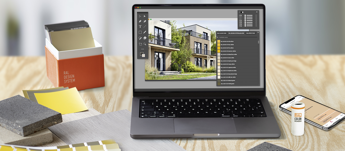 RAL DIGITAL | RAL FARBEN
Das Bild zeigt einen Laptop, auf dem eine Architektursoftware geöffnet ist, in der ein Haus mit unterschiedlichen RAL Farben eingefärbt wird. Rechts neben dem Laptop liegt ein Smartphone sowie das Farmessgerät RAL COLOR READER. Links neben dem Laptop ist im Hintergrund die RAL K6 Box geöffnet zu sehen und im Vordergrund liegt ein RAL Farbfächer.

RAL DIGITAL | RAL COLOURS
The picture shows a laptop with architectural software open in which a house is coloured with different RAL colours. To the right of the laptop is a smartphone and the RAL COLOR READER measuring device. To the left of the laptop you can see the RAL K6 Box open in the background and a RAL colour fan in the foreground.
